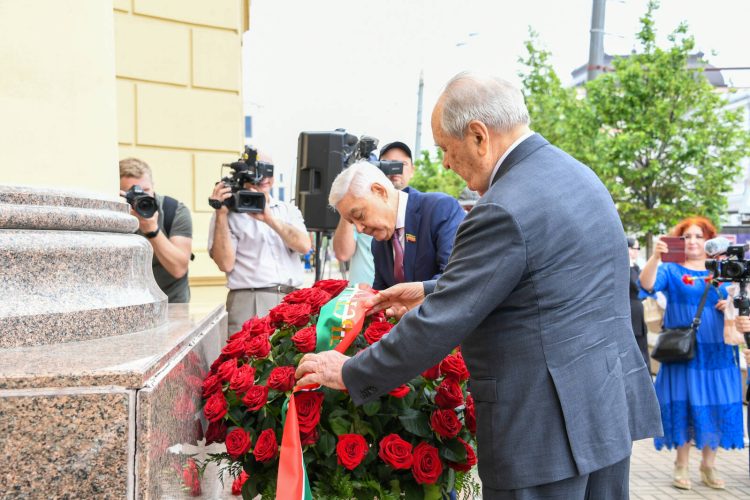 Мухаметшин и Шаймиев возложили цветы к памятнику Александра Пушкина