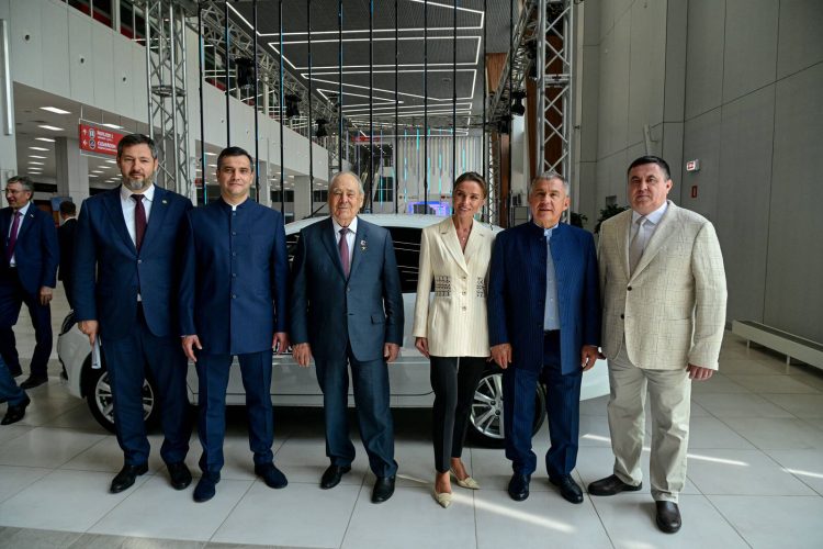 Минниханов и Шаймиев приняли участие в церемонии награждения победителей конкурса «Ак чэчэклэр»