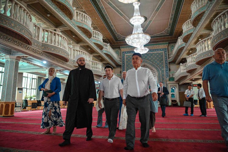 Минниханов посетил мечеть в китайском городе Урумчи