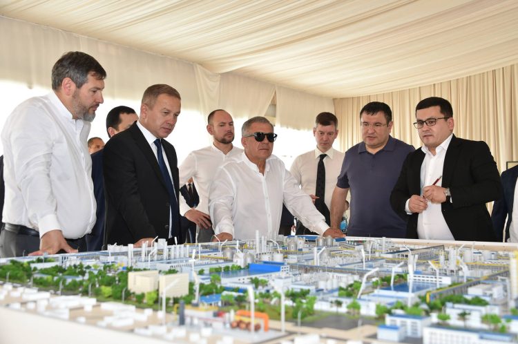 Минниханов в Узбекистане посетил предприятие «Навоиазот»