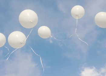 В Донецке запустили в небо тысячу шаров в память о погибших детях