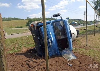 В Ютазинском районе КАМАЗ въехал в остановку