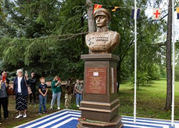 В Альметьевске открыли бюст Героя Кузнецова