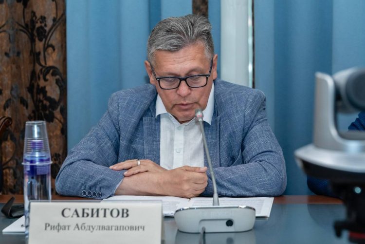 Рифат Сабитов выступил модератором обсуждения, посвященного закону о «серых» SIM-картах