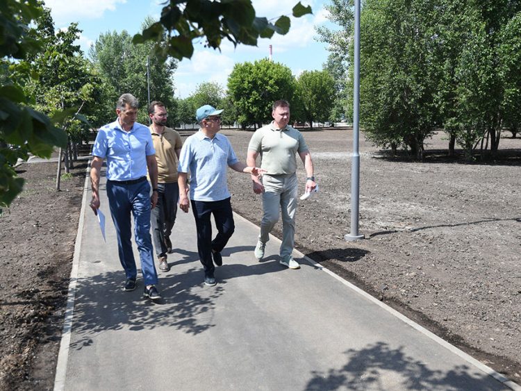 Метшин оценил ход работ по благоустройству сквера вблизи железнодорожного вокзала «Казань-2»