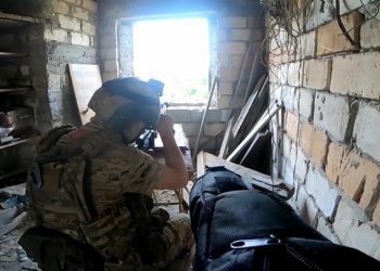 Снайперы группировки «Центр» обеспечивают продвижение российских штурмовиков