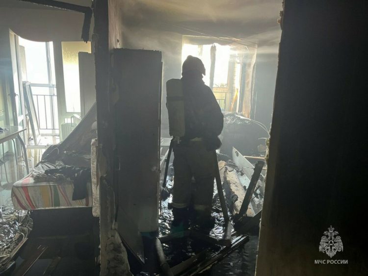 В Казани девять человек спасли из горящей высотки