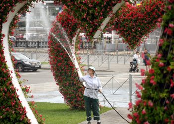 Метшин поручил усилить работу по поливу зеленых насаждений в Казани
