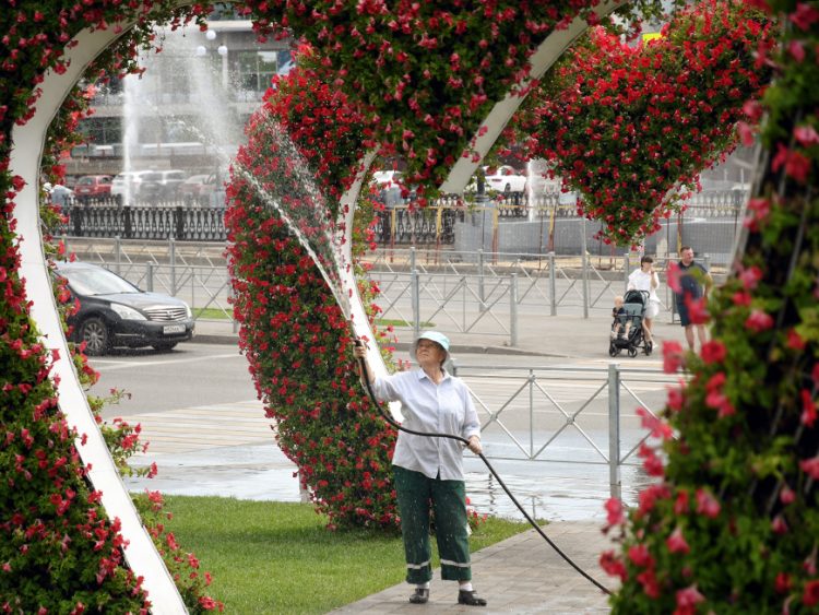 Метшин поручил усилить работу по поливу зеленых насаждений в Казани