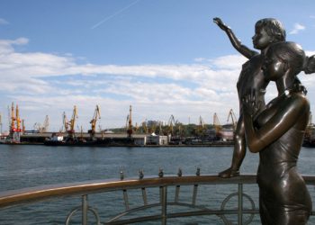 Власти Одессы сообщили о разрушениях в порту после взрывов