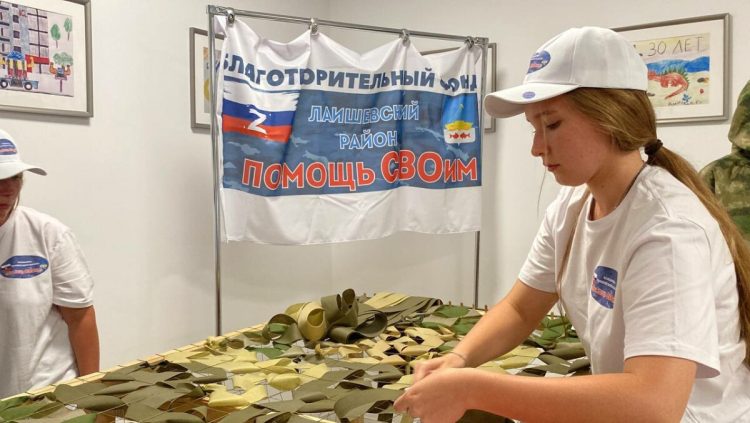 В Лаишевском районе волонтеры плетут браслеты выживаемости для бойцов СВО