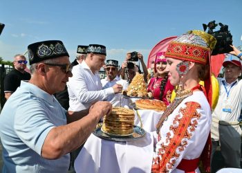 Минниханов и Зайцев попробовали национальные блюда на Сабантуе в Марий Эл