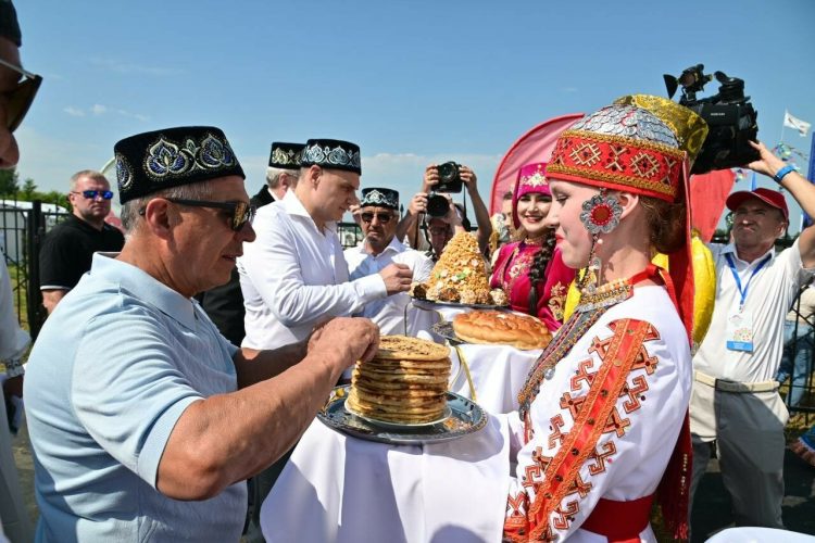 Минниханов и Зайцев попробовали национальные блюда на Сабантуе в Марий Эл