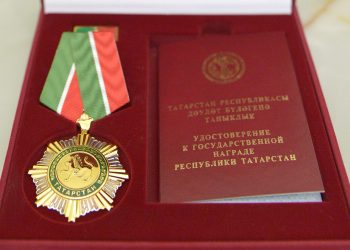 Рустам Минниханов наградил трех татарстанцев медалью ордена «За заслуги перед РТ»