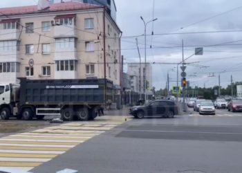 В Казани самосвал насмерть сбил курьера на электросамокате