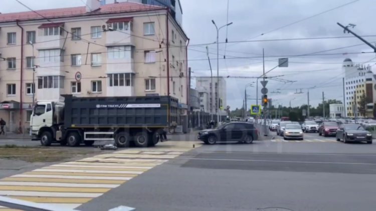 В Казани самосвал насмерть сбил курьера на электросамокате