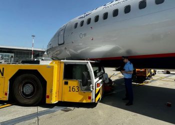 В казанском аэропорту буксир-толкач столкнулся с самолетом