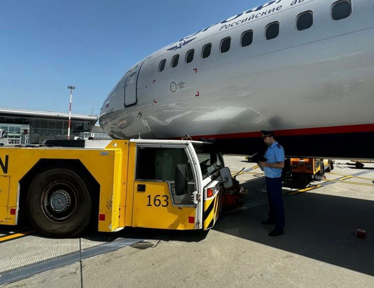 В казанском аэропорту буксир-толкач столкнулся с самолетом