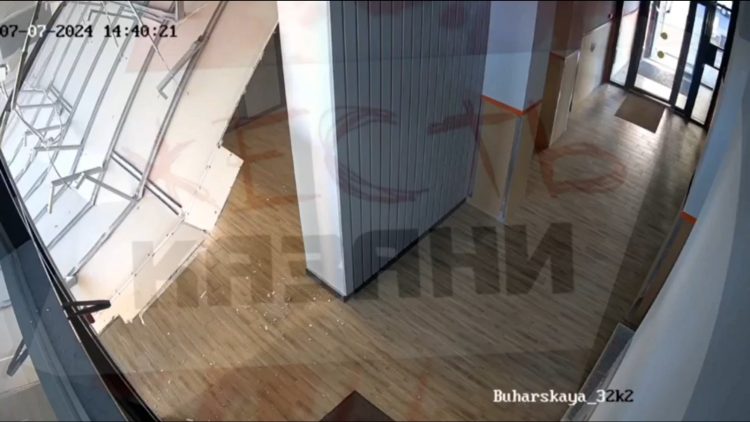 В казанском ЖК «Яратам» рухнул потолок