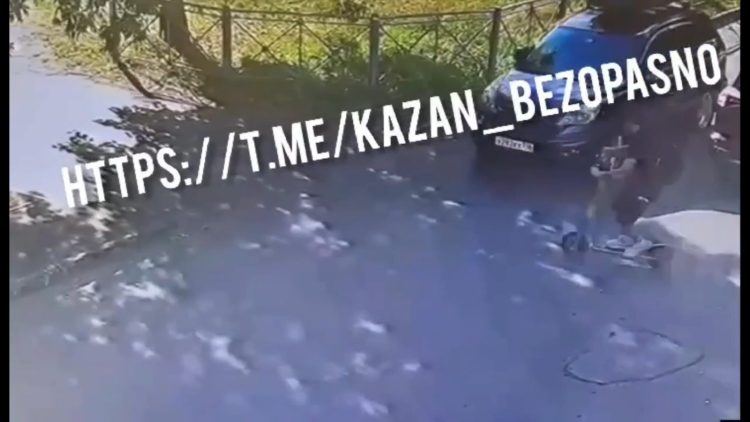В Казани на Фучика иномарка сбила парня на электросамокате
