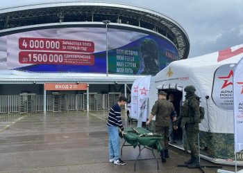 В Казани у Ак Барс Арены развернули мобильный пункт отбора на службу по контракту