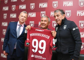 Минниханову вручили клубную футболку «Рубина»