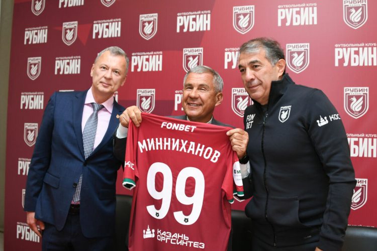 Минниханову вручили клубную футболку «Рубина»