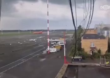 В Нижнекамском аэропорту смерч повредил 4 учебных самолета и вертолет