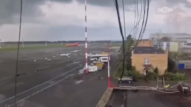 В Нижнекамском аэропорту смерч повредил 4 учебных самолета и вертолет