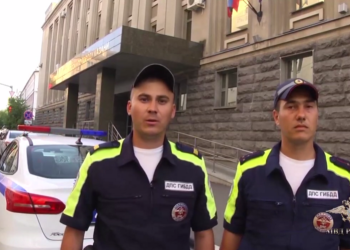 В Казани полицейские помогли эвакуировать жильцов из многоквартирного дома при пожаре