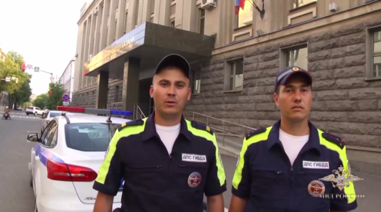 В Казани полицейские помогли эвакуировать жильцов из многоквартирного дома при пожаре