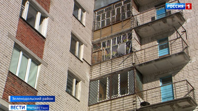 В Зеленодольске девочка упала с пятого этажа и чудом выжила