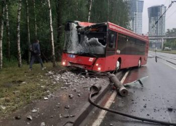 В Казани автобус врезался в фонарный столб