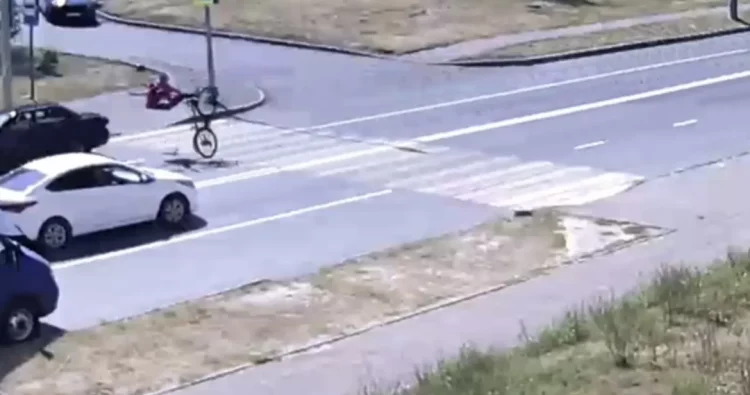 В Казани велосипедиста сбила легковушка