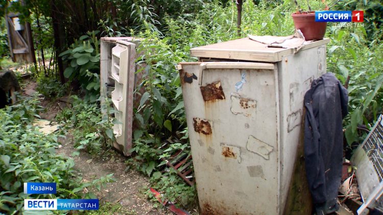 Жители поселка Старые Горки пожаловались на пенсионерку, которая устроила свалку во дворе своего дома