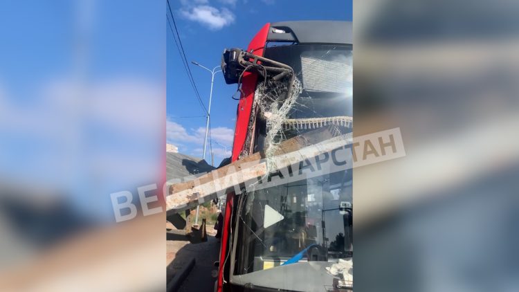 В Казани автобус въехал в остановку на Горьковском шоссе