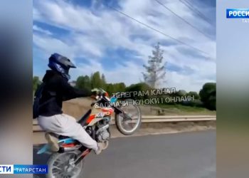 В Салмачах подростки на питбайках рассекали по поселку