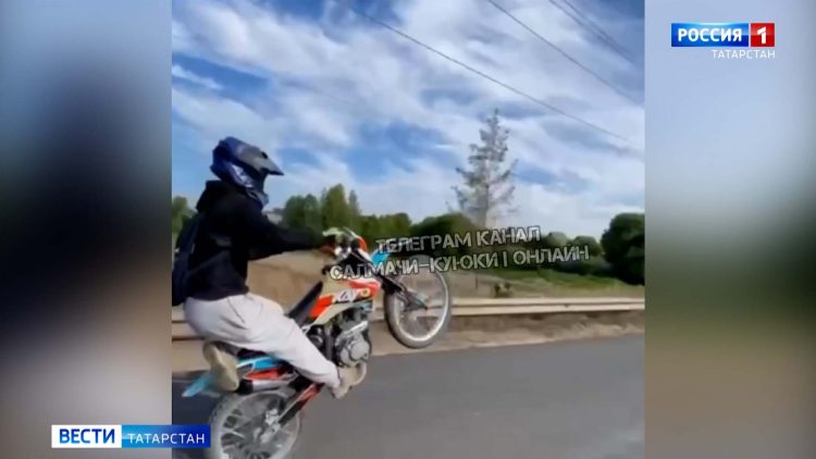 В Салмачах подростки на питбайках рассекали по поселку