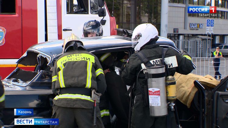 Главы чрезвычайных ведомств стран БРИКС изучили опыт спасательных операций МЧС России на суше и воде