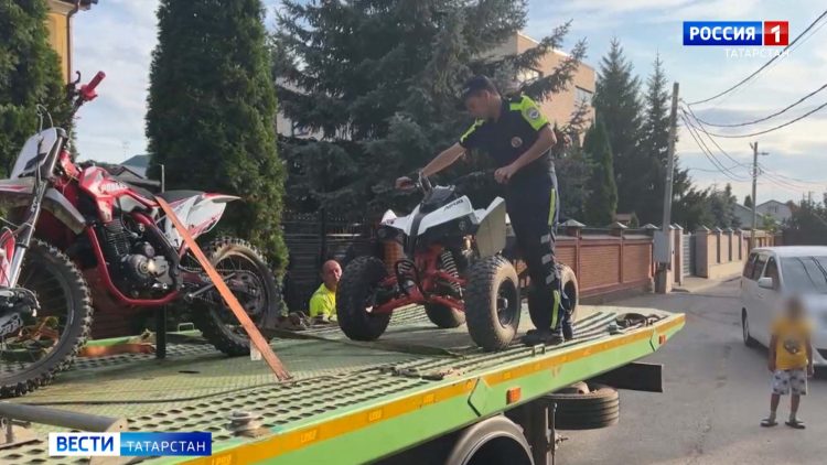 В Татарстане сотрудники ГИБДД во время рейда остановили 13-летнего питбайкера