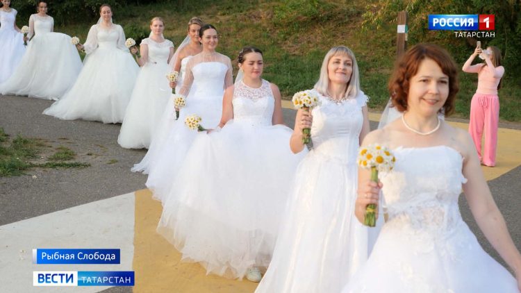В Рыбной слободе на берегу Камы прошел парад невест