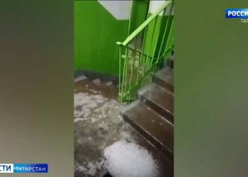 В Зеленодольске после дождя затопило подъезд в многоэтажке