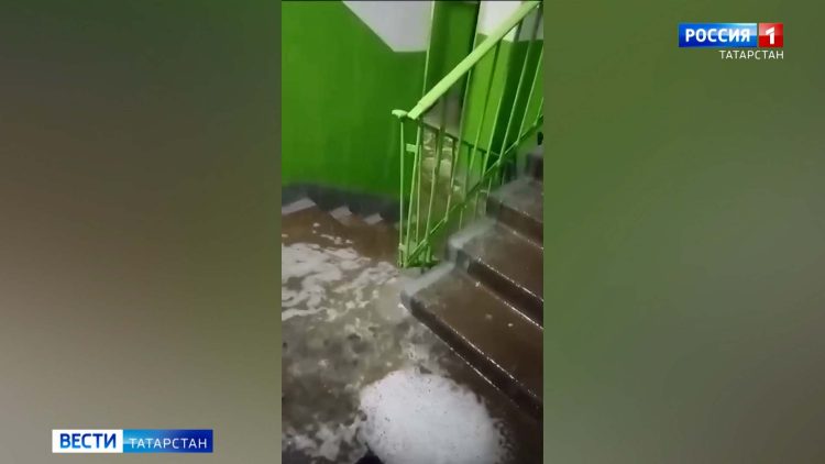 В Зеленодольске после дождя затопило подъезд в многоэтажке