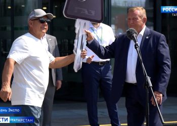 Минниханов вручил ключи от 10 автолавок потребкооперативам районов РТ