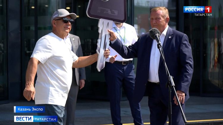 Минниханов вручил ключи от 10 автолавок потребкооперативам районов РТ