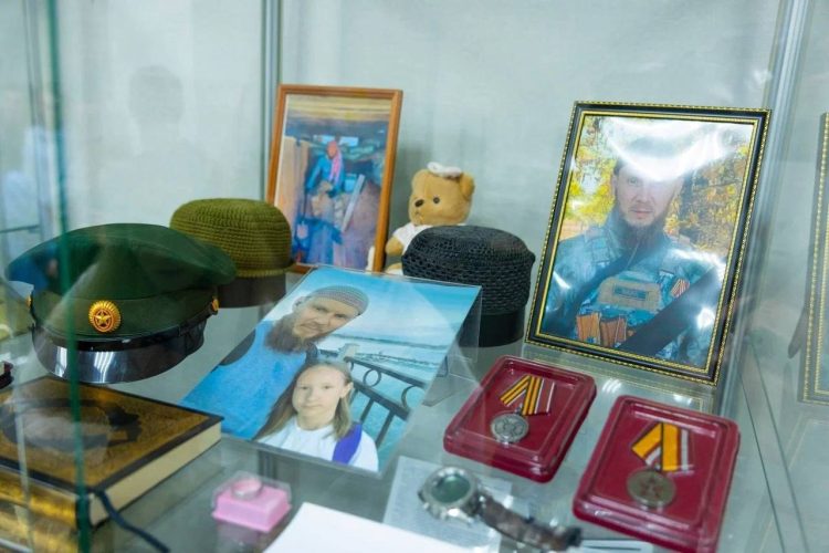 В Альметьевске открылась выставка в честь героев СВО