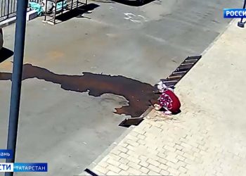 Моет противень на асфальте: жители ЖК «Открытие» пожаловались на новое кафе