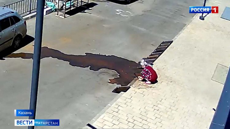 Моет противень на асфальте: жители ЖК «Открытие» пожаловались на новое кафе