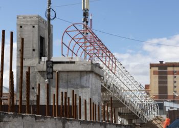 В Казани начали установку первого надземного перехода на Горьковском шоссе