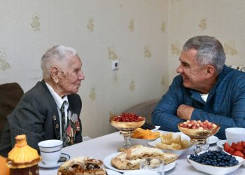 Минниханов в Чистополе навестил участника Великой Отечественной войны